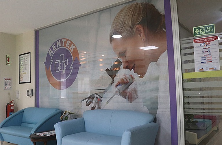 Kliniklerimizde kendi laboratuvarımız ile hizmet vermekteyiz.